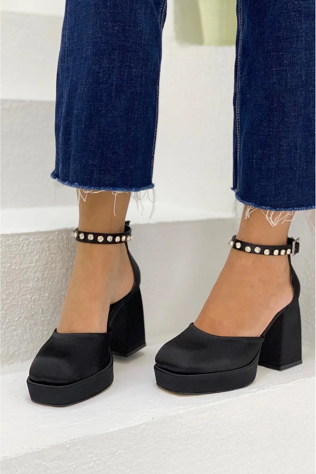 Amazon Siyah Saten Bayan Topuklu Ayakkabı