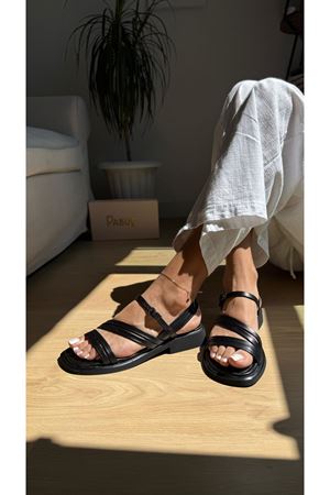 Sara Hakiki Deri Siyah Sandalet
