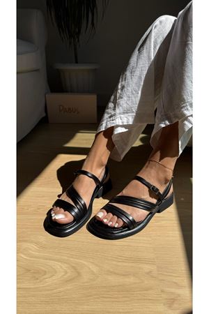 Sara Hakiki Deri Siyah Sandalet
